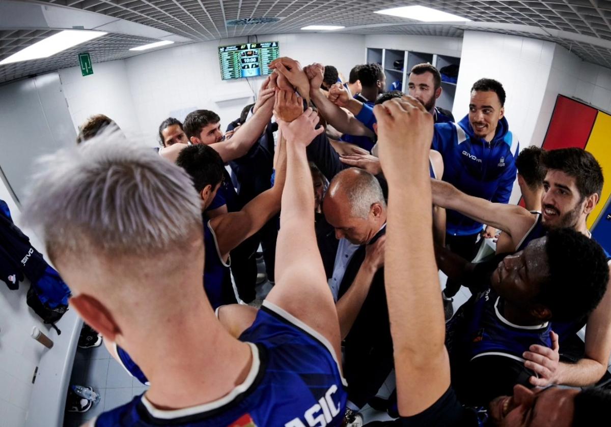 Los jugadores se conjuran en el vestuario después de vencer en el primer partido de la eliminatoria en el WiZinkCenter