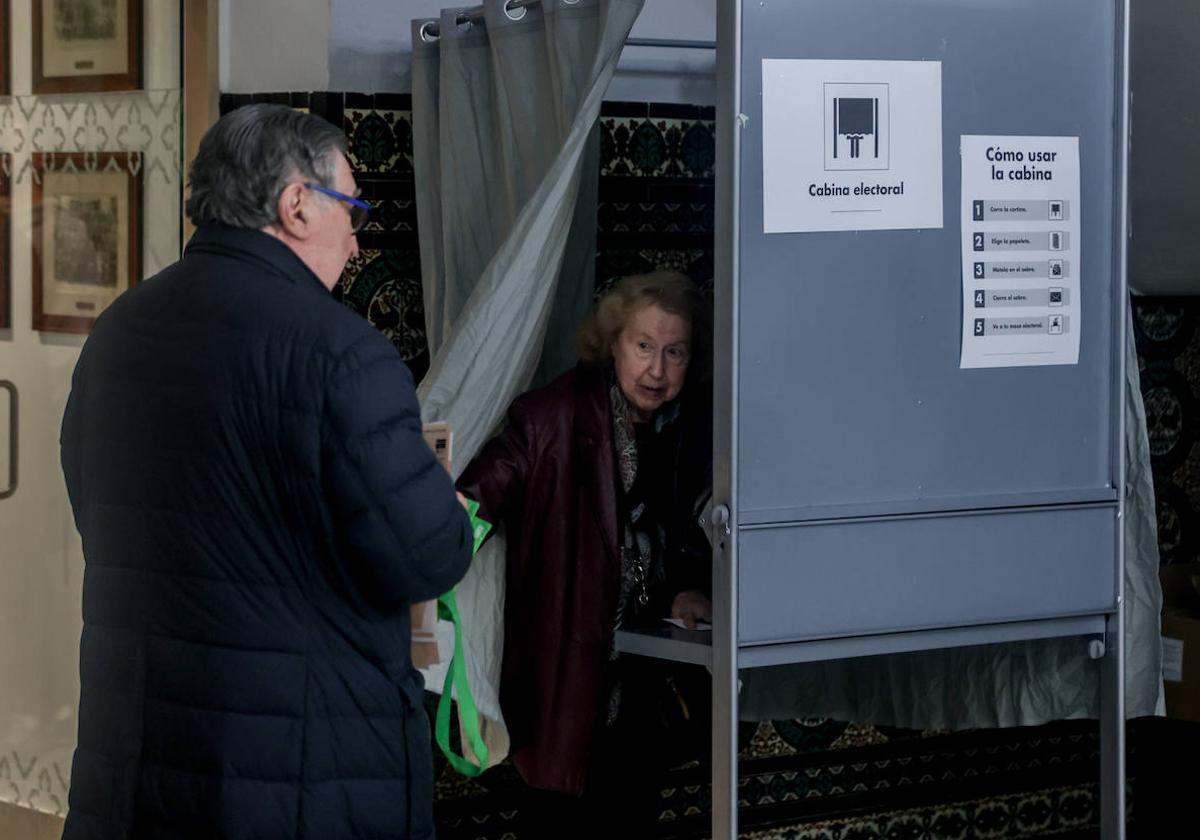 Imagen de una cabina electoral para estas elecciones del 28M.