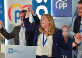 Cristina Ayala celebró los resultados del PP, que le dejan la Alcaldía a un paso si pacta con Vox.