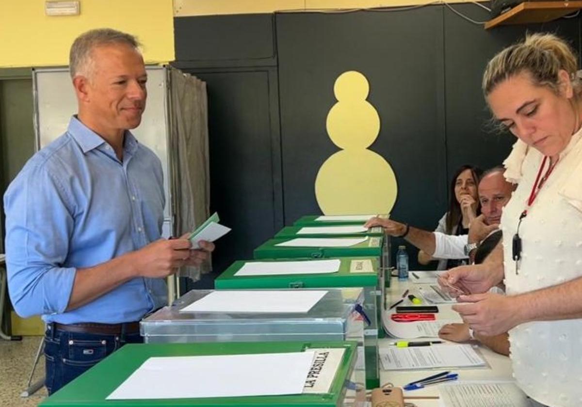 Ánder Gil, presidente del Senado, ha votado en Villasana de Mena.