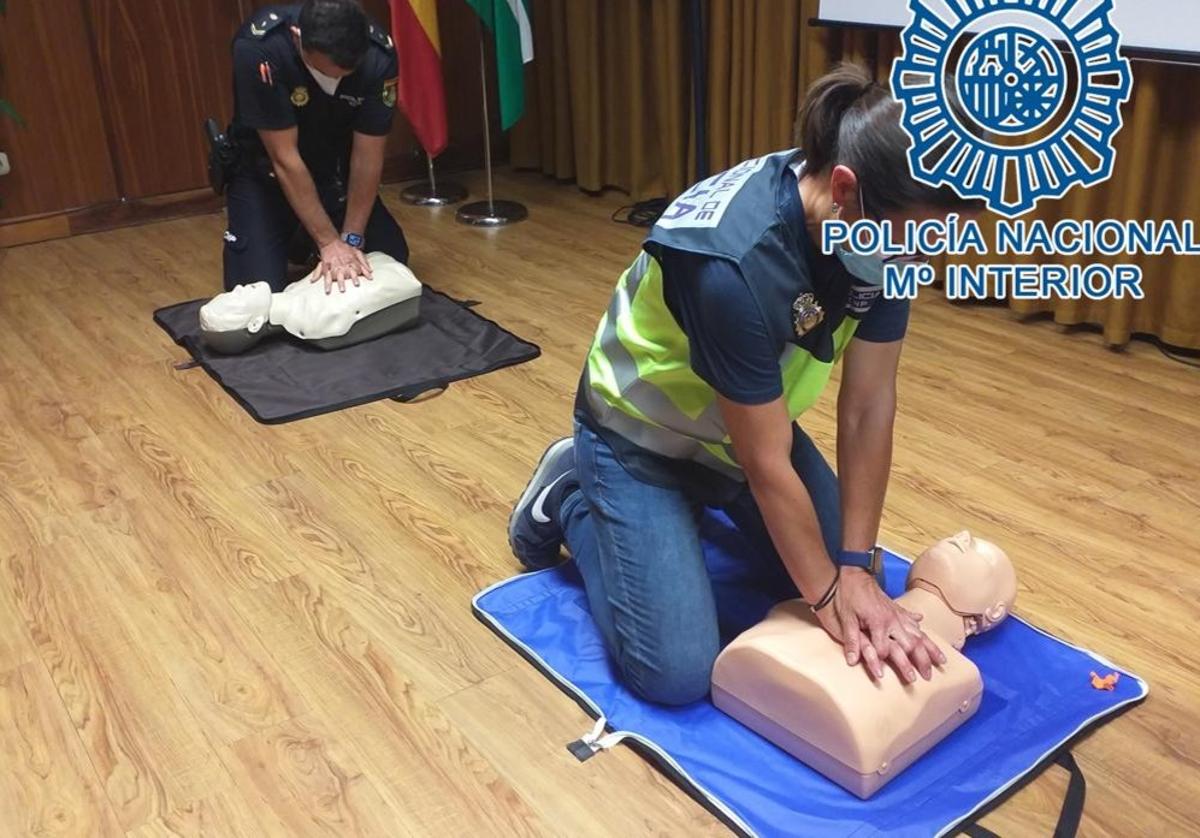 Imagen de archovo de un curso de primeros auxilios para miembros de la Policía Nacional.