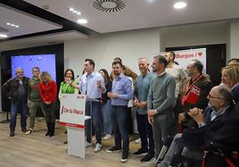 Daniel de la Rosa junto a su equipo, Esther Peña y Luis Tudanca.