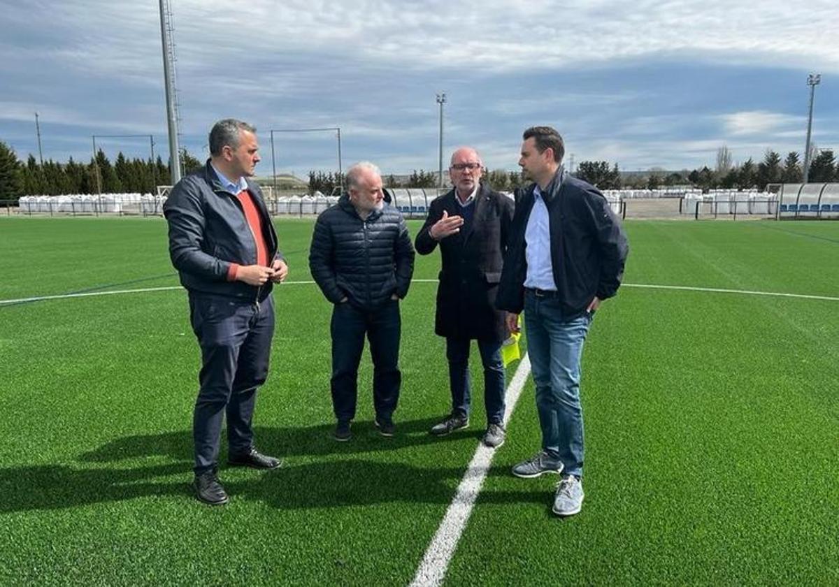 El concejal Leví Moreno, de visita con el alcalde, Daniel de la Rosa, en los campos de fútbol de Pallafría. Imagen de Archivo.