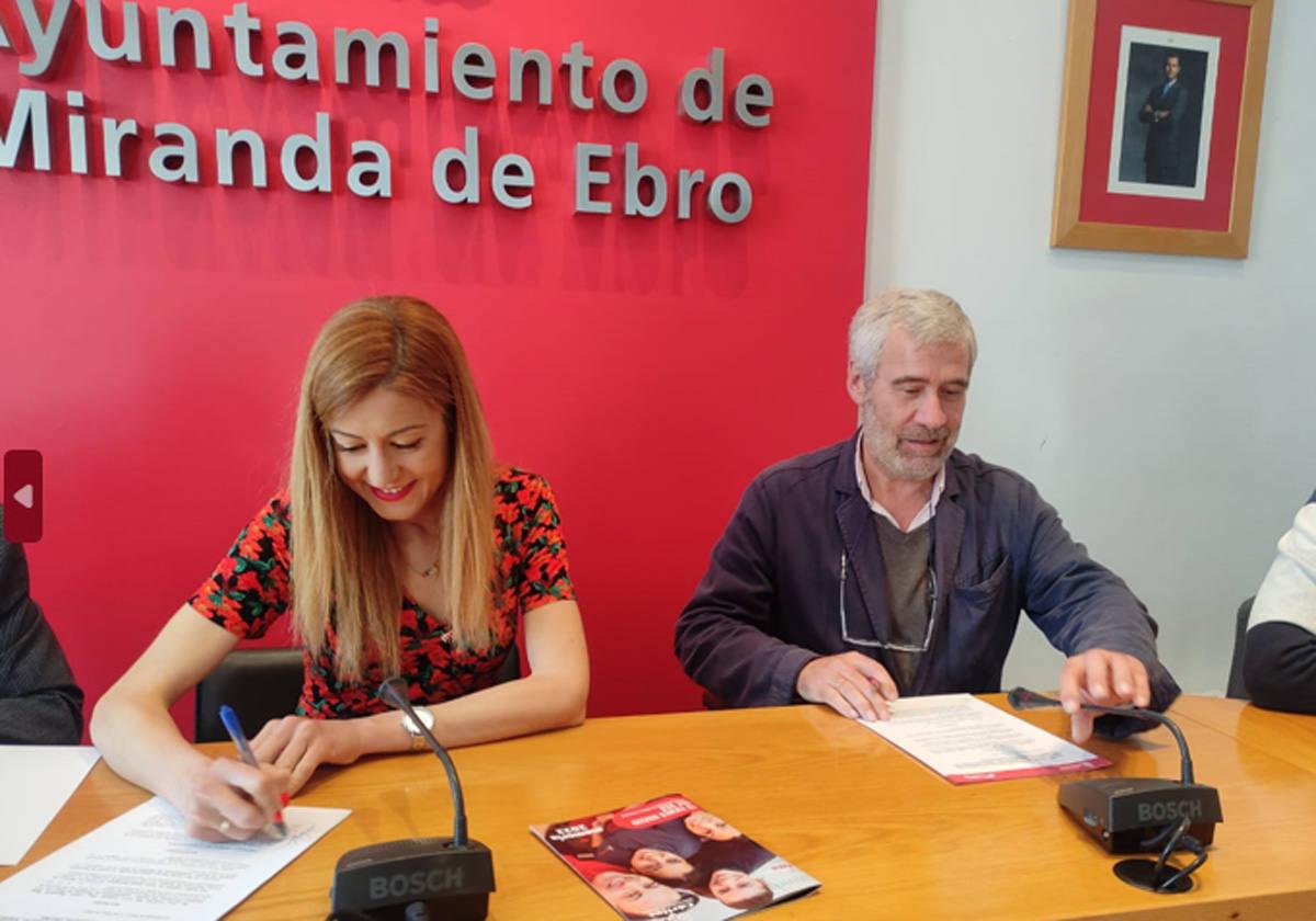 Firma de los tres convenios de colaboración entre el Ayto. de Miranda y Cáritas.