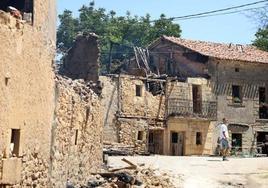 Una casa afectada por el incendio del pasado verano en Santibáñez del Val