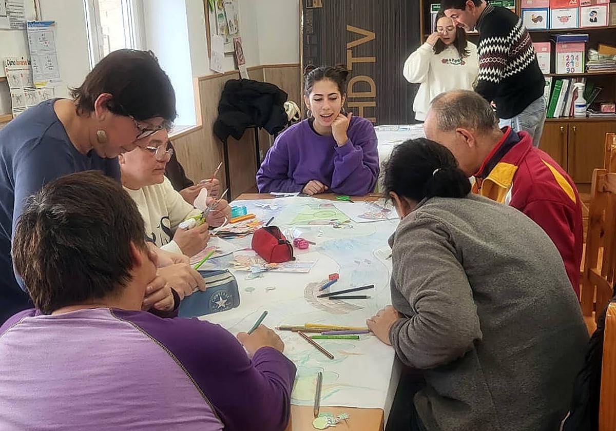 Alumnos de Terapia Ocupacional realizan actividades de ocio para personas con discapacidad intelectual en el medio rural.