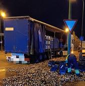 Un camión pierde centenares de cervezas en Alcalde Martín Cobos