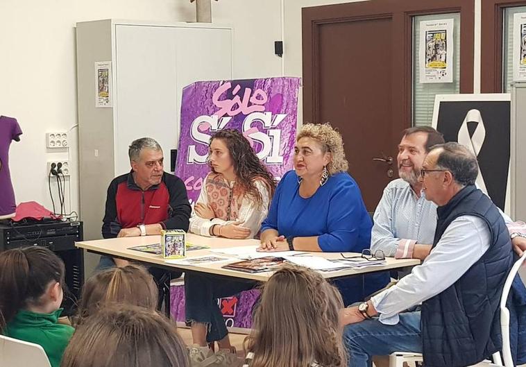 Adriana Nanclares participa en la presentación el álbum de cromos de futbol femenino.