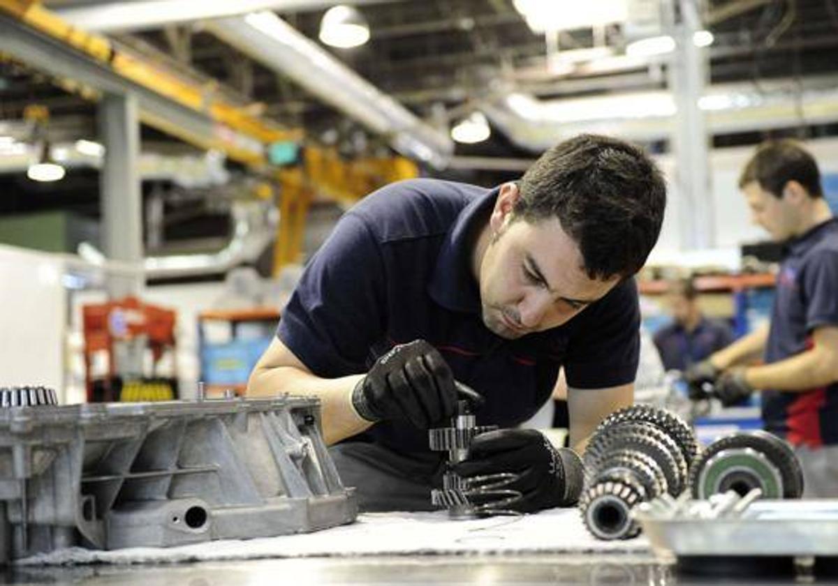 Un operario trabaja durante su jornada laboral