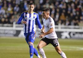 Edu Espiau, con la SD Ponferradina, durante el encuentro que le enfrentó al Burgos CF en abril.