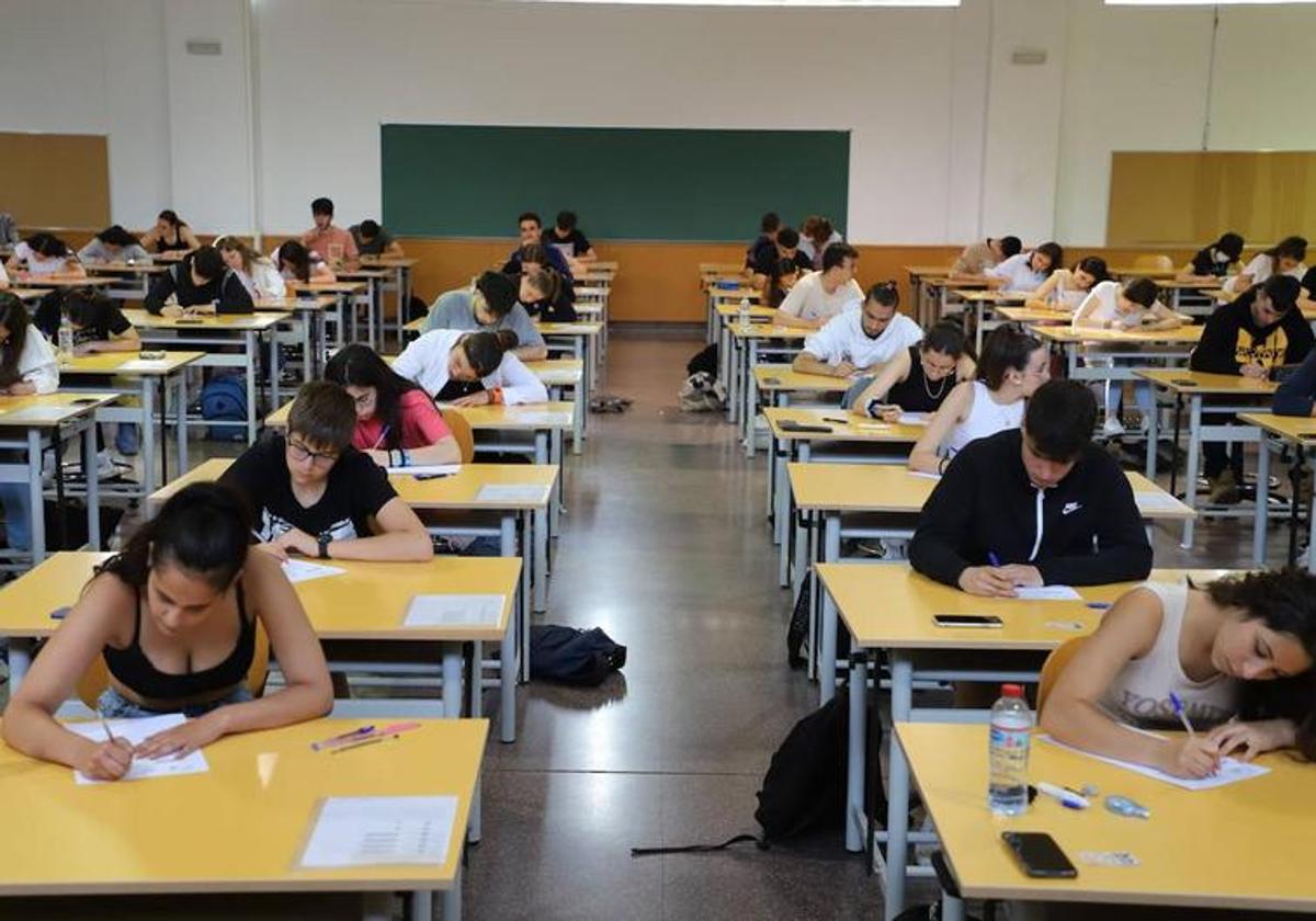 Estudiantes realizan la EBAU en la Universidad de Burgos, el año pasado.