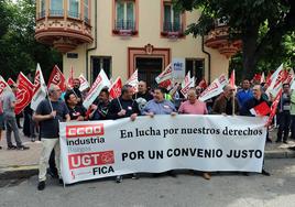 Trabajadores y sindicatos durante la protesta de este lunes.