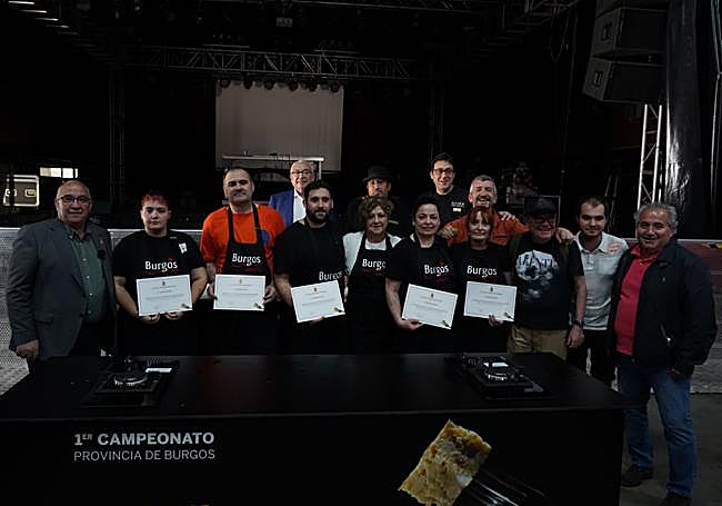 Los profesionales que han logrado clasificarse para la final provincial, junto a los miembros del jurado y el diputado de Burgos Alimenta Jesús María Sendino.