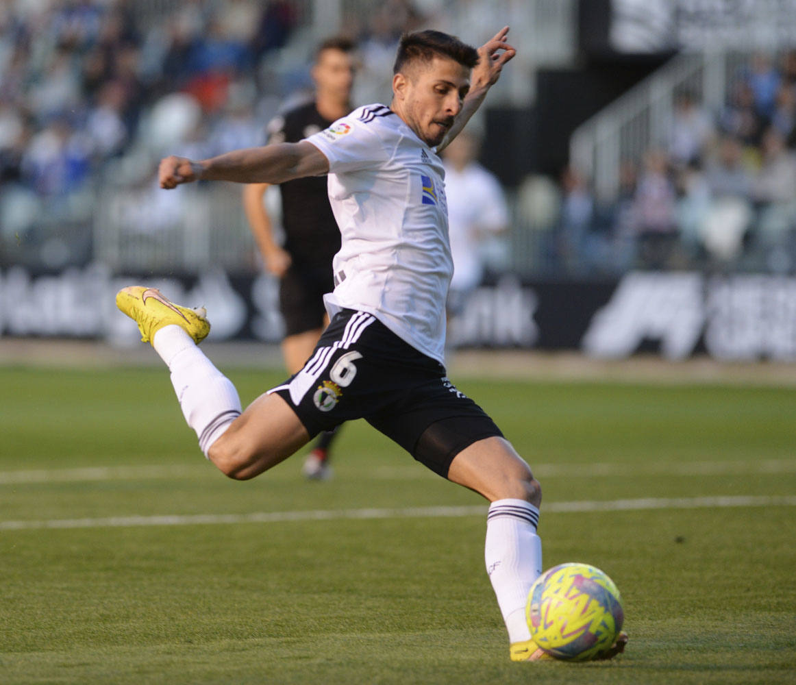 Raúl Navarro se dispone a chutar a puerta ante el Villarreal B