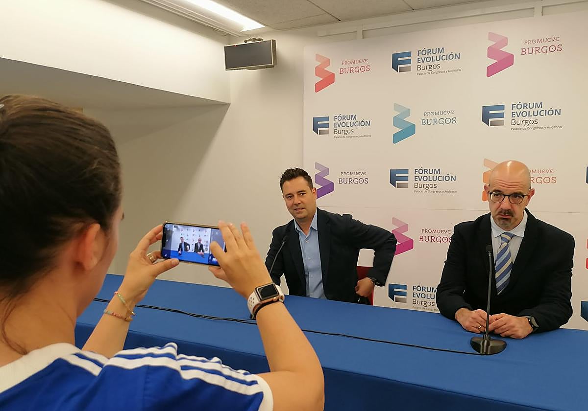 El alcalde, Daniel de la Rosa, a acompañado al doctor Víctor Manuel Teruel en la presentación del congreso.