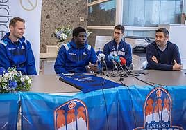 De izda. a dcha. Los jugadores Mindaugas Kačinas, Khyri Thomas y Rodrigo San Miguel, y el director deportivo y gerente del equipo, Albano Martínez.