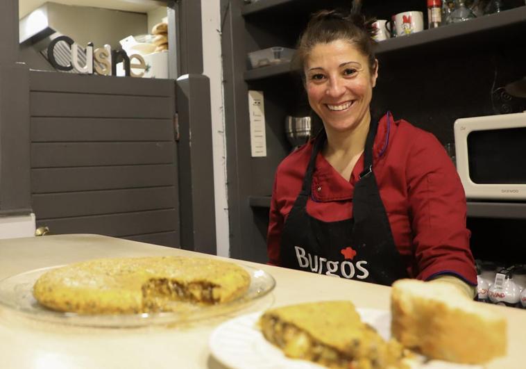 Almudena Citores cocina la mejor tortilla de Burgos en el bar La Niña.