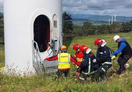 Ejercicio técnico de rescate en el parque eólico Montejo por bomberos de la provincia.