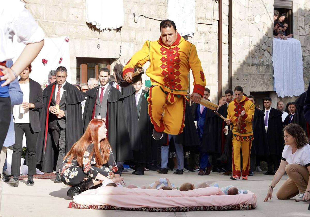 Castrillo de Murcia celebra la Fiesta del Colacho en el Corpus Christi.