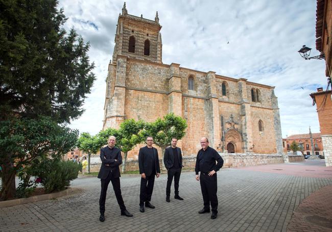 Los músicos José Luís Estellés (clarinete) Aitzol Irurriagagoitia (violín) David Apellániz (violonchelo) y Alberto Rosado (piano) antes de comenzar la actuación.