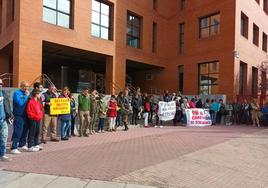 Los profesionales de Burgos se concentraron frente a la Junta para protestar contra el convenio.