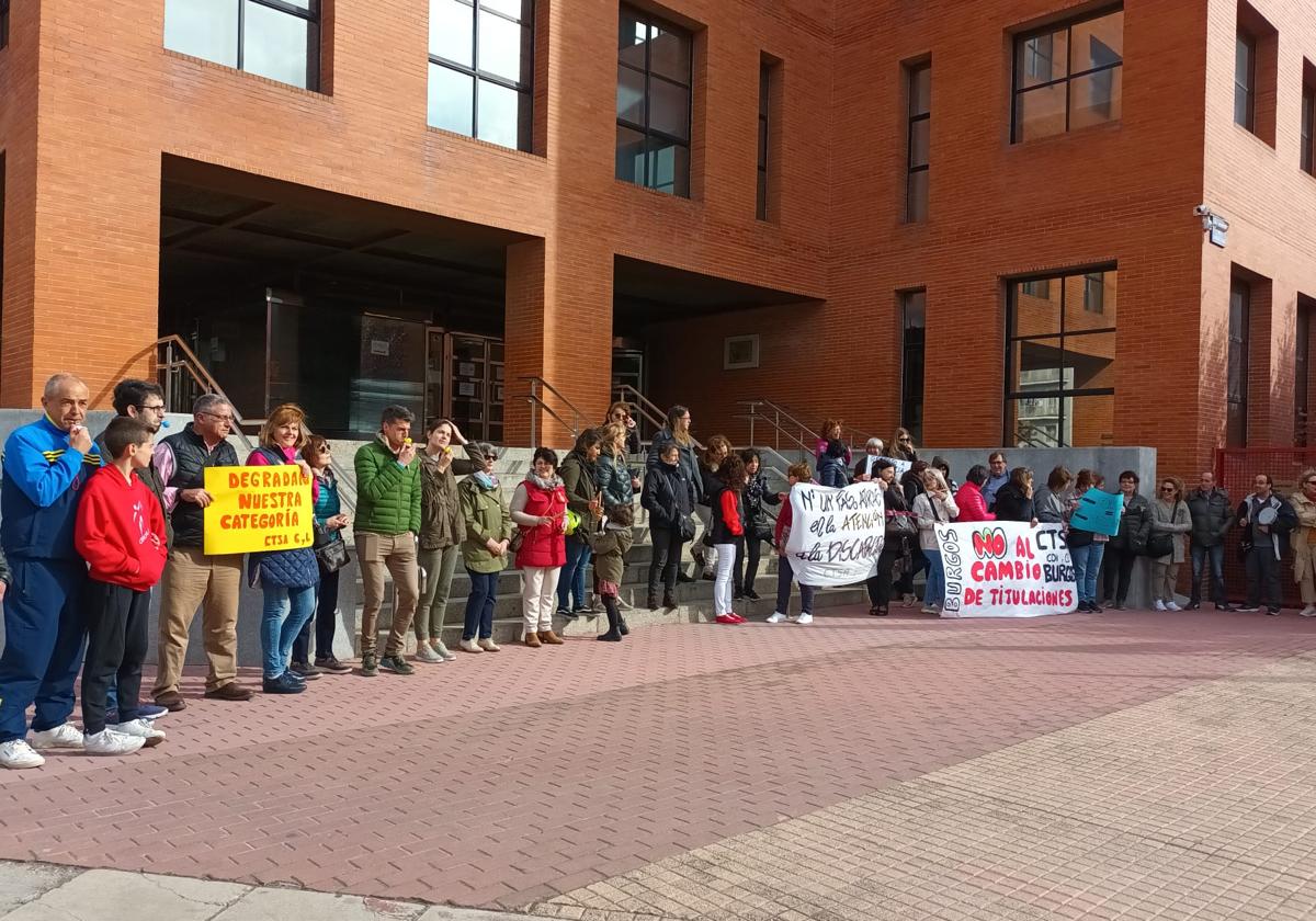 Los profesionales de Burgos se concentraron frente a la Junta para protestar contra el convenio.