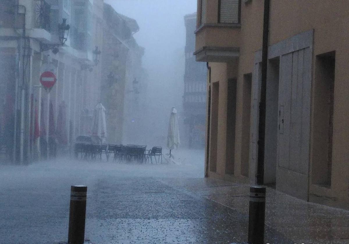 Una tromba de agua inunda las calles de Briviesca en pocos minutos