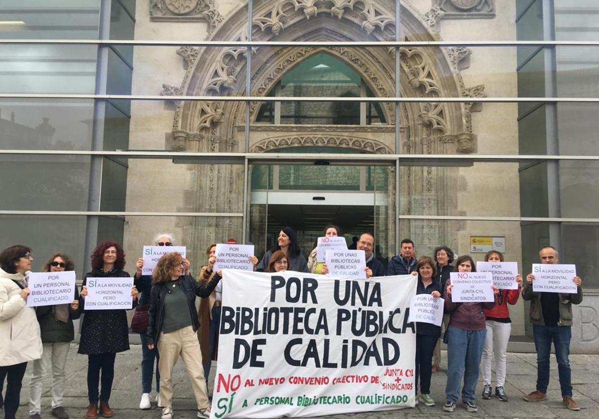 Una de las protestas de los bibliotecarios de Burgos frente a la biblioteca de la Plaza de San Juan.