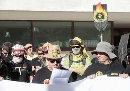 Los trabajadores de incendios forestales durante una protesta frente a las Cortes.