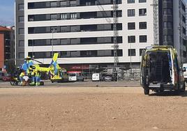 El helicóptero aterrizó en un parking del barrio de Anduva para efetuar el traslado