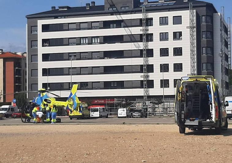 El helicóptero aterrizó en un parking del barrio de Anduva para efetuar el traslado