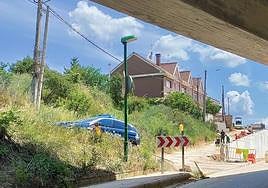 La Policía Nacional de Burgos, la Local y una ambulancia de Sacyl han acudido al paseo de los Pisones en el momento del suceso.