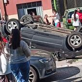 Un aparatoso accidente deja un coche volcado en el Paseo de Fuentecillas de Burgos