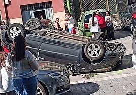 Coche volteado en el Paseo de Fuentecillas ante la expectación de numerosas personas que se encontraban celebrando el Curpillos en El Parral