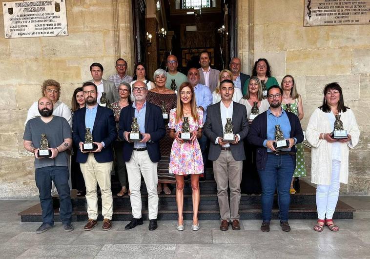 Los miembros de la actual corporación municipal posan a las puertas del Ayuntamiento mirandés con sus Leones de Oro