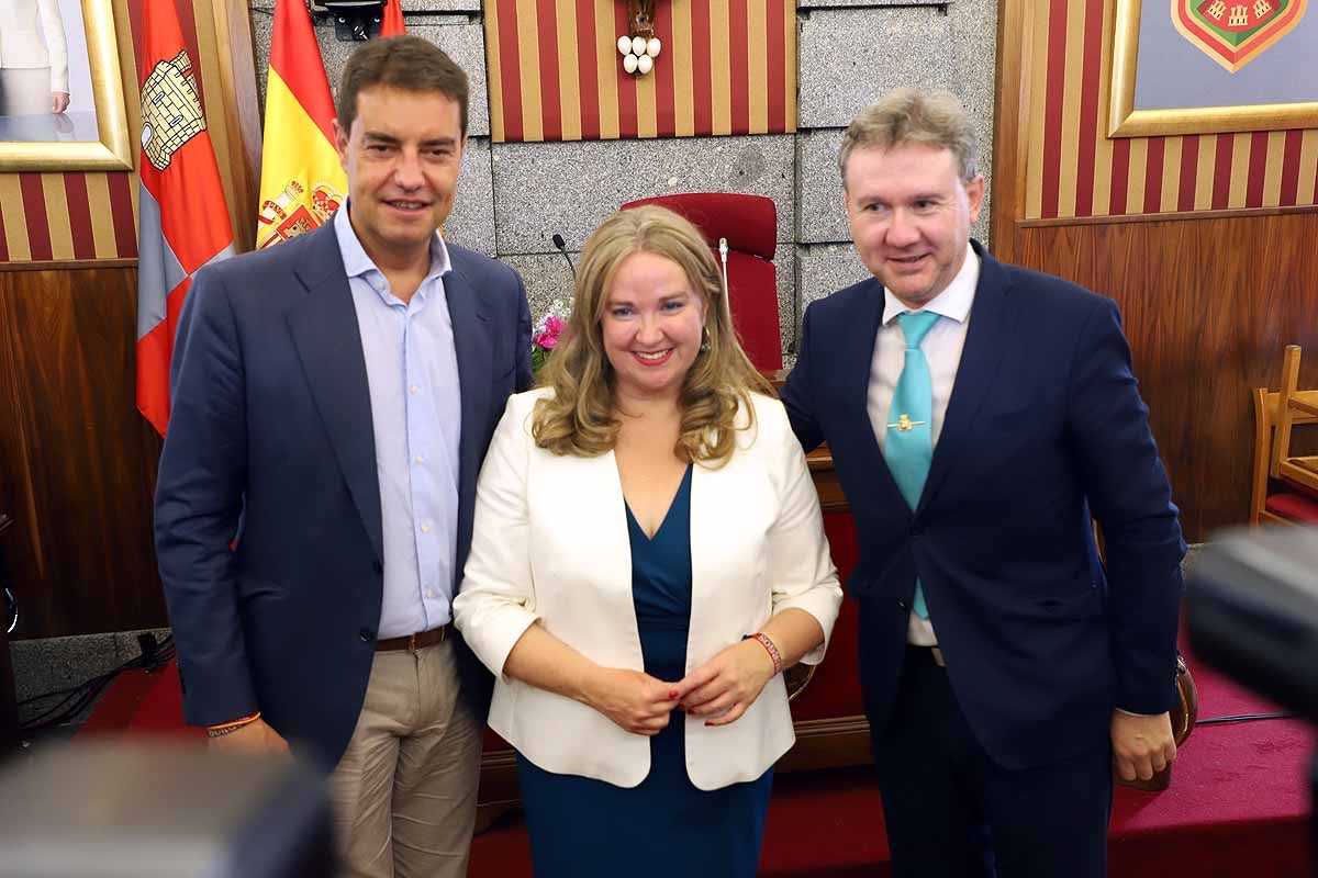 Ángel Ibáñez, Cristina Ayala y Javier Lacalle tras la investidura.