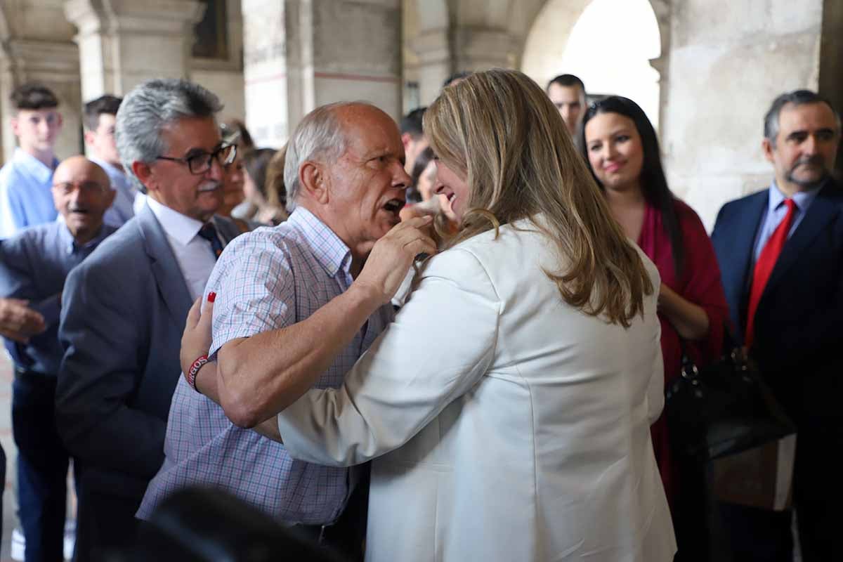 Cristina Ayala sale del Ayuntamiento de Burgos tras ser investida alcaldesa.