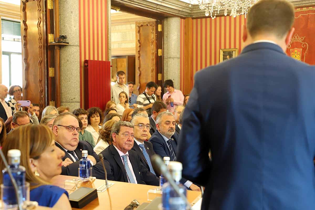 Alejandro Vázquez, consejero de Sanidad; César Rico, presidente de la Diputación; Roberto Saiz, delegado territorial de la Junta; y Pedro de la Fuente, subdelegado del Gobierno, escuchan a Daniel de la Rosa.