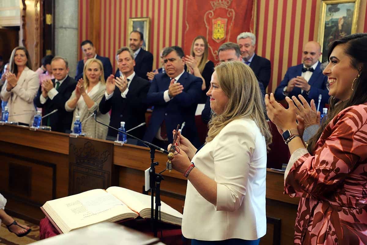 Cristina Ayala con el bastón de mando.