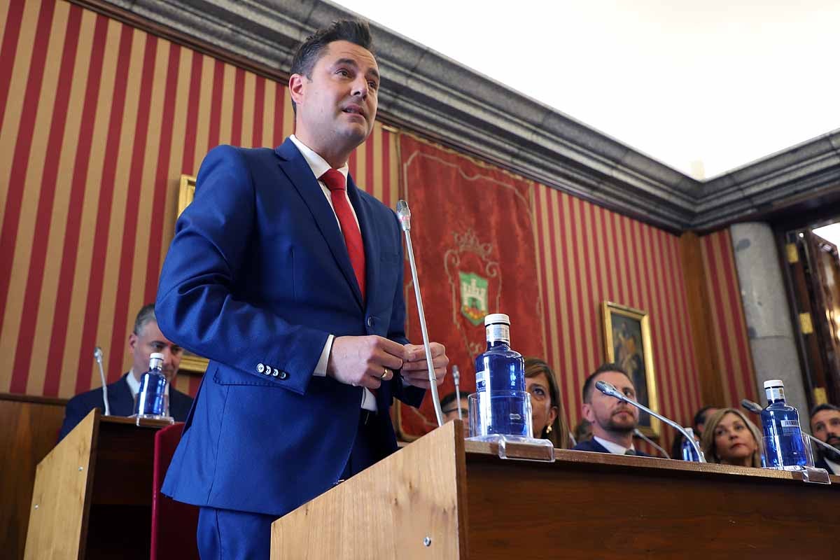 Daniel de la Rosa (PSOE) lee su discurso en el pleno