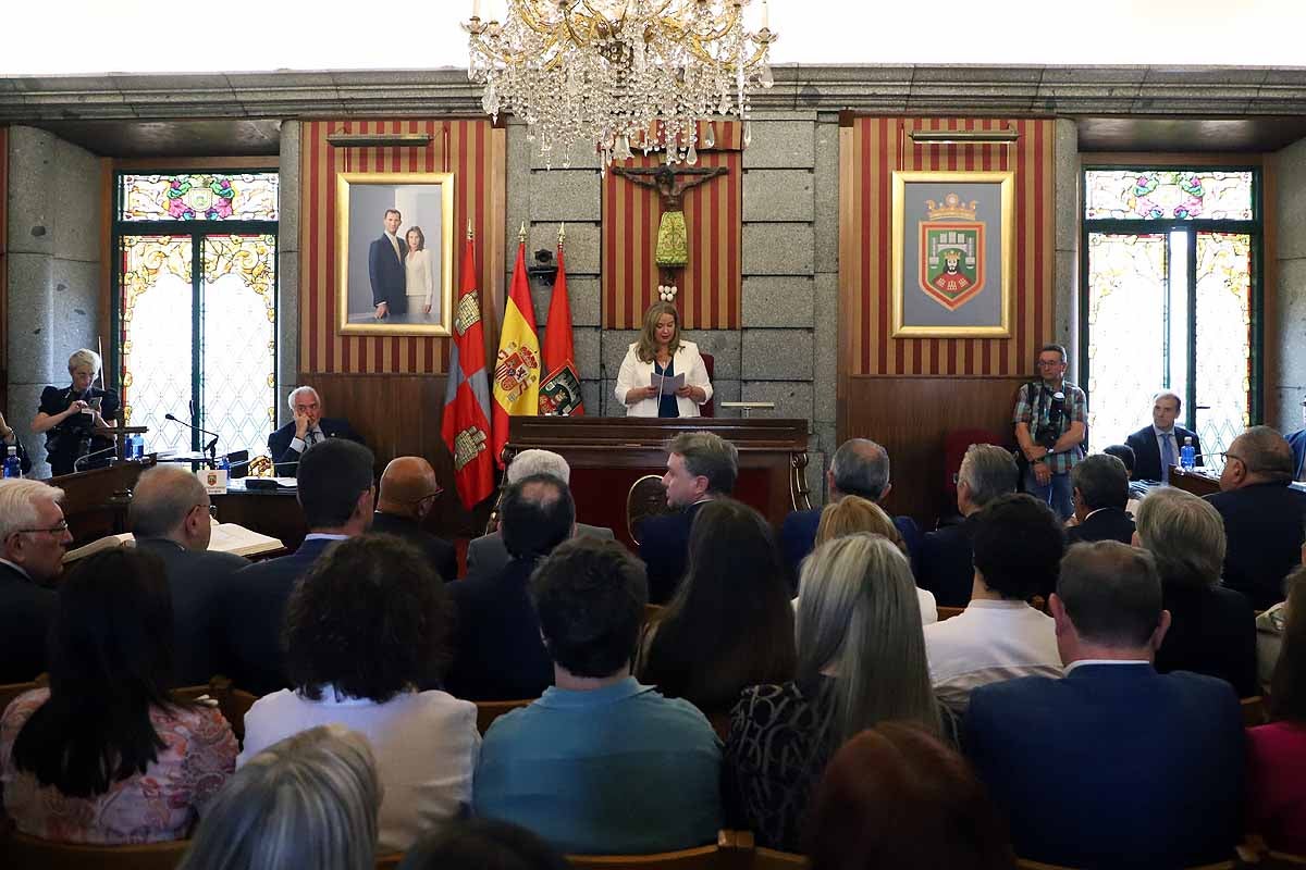 La primera fila del salón de plenos estaba reservada para los anteriores alcaldes de la ciudad.