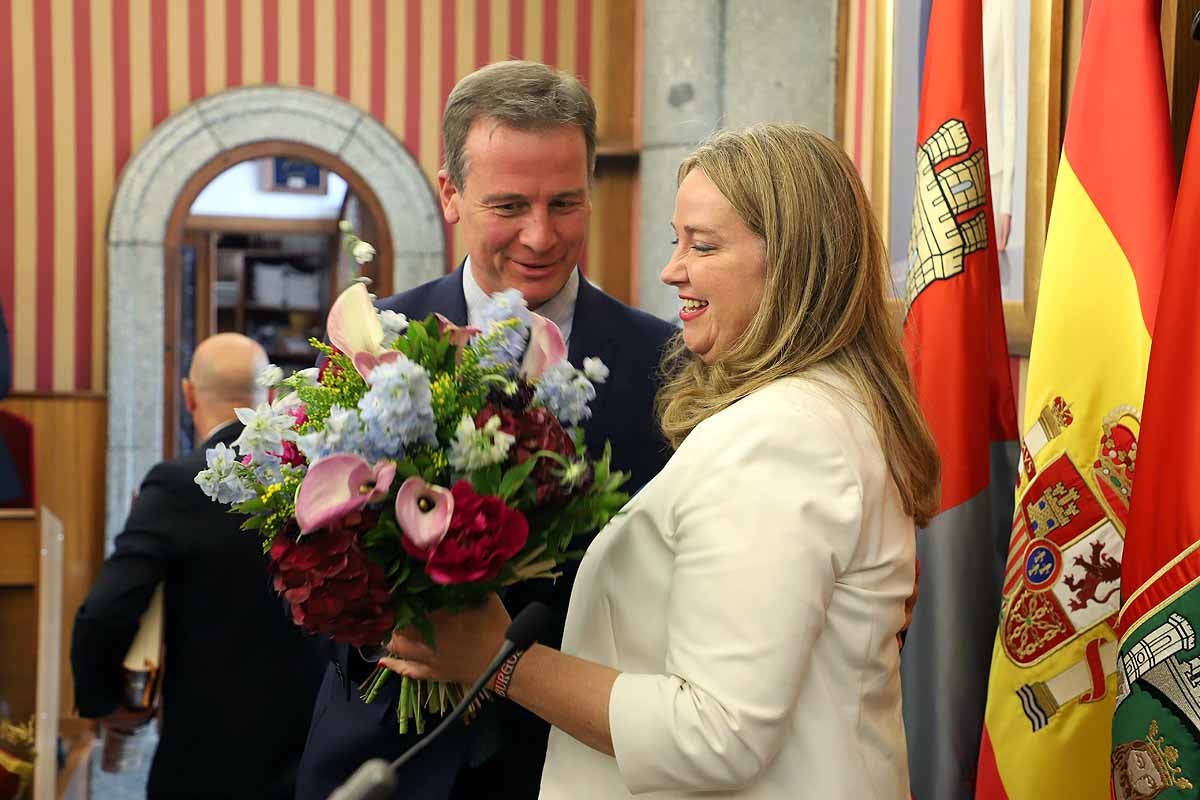 Borja Suárez, concejal del PP, entrega un ramo de flores a Cristina Ayala, ya que hoy también era su cumpleaños.