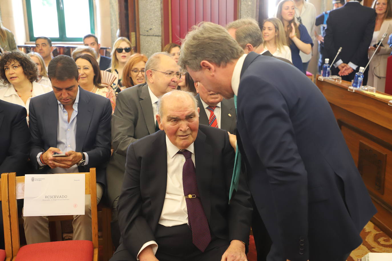 El exalcalde Javier Lacalle saluda a José María Peña, también exalcalde