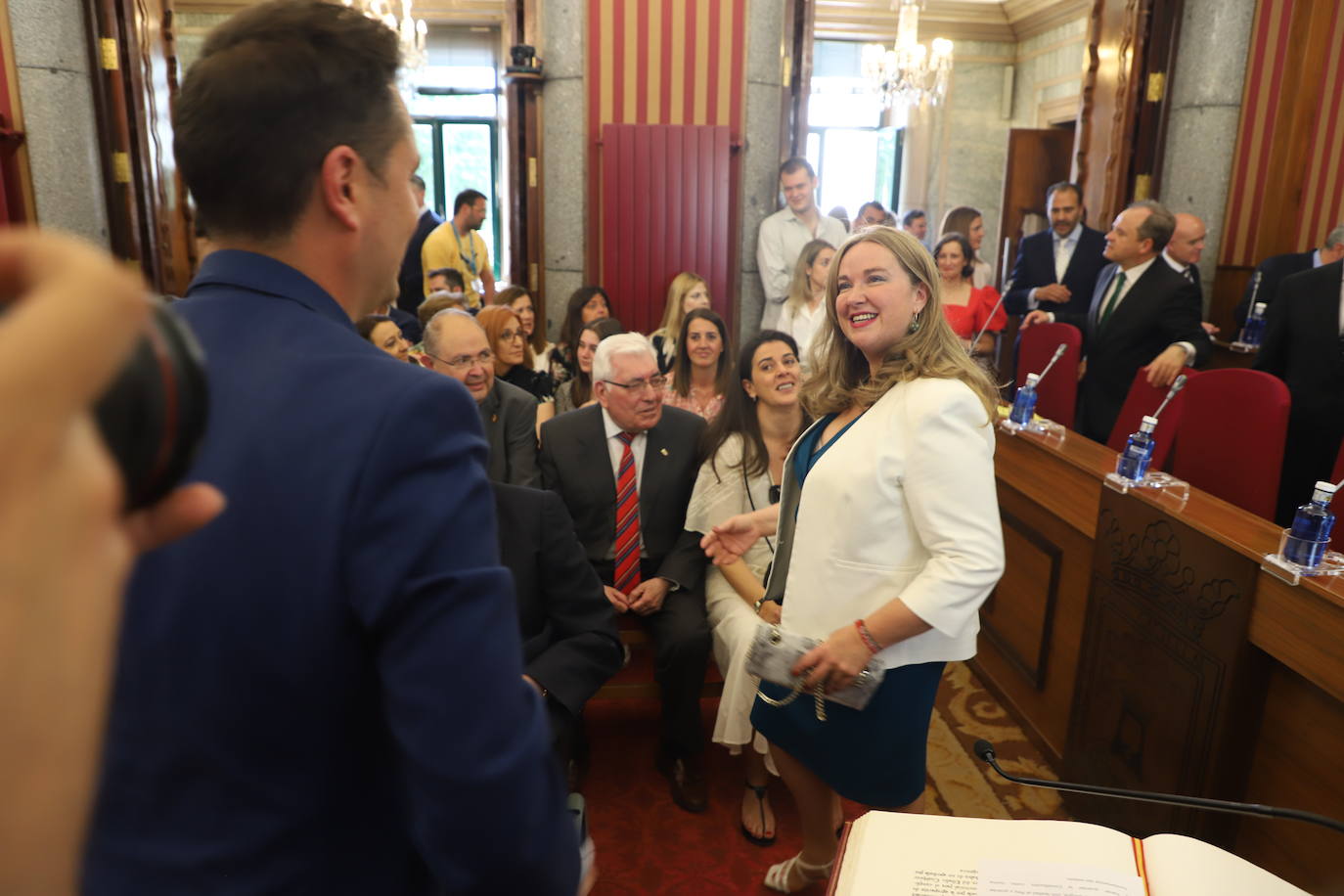 De la Rosa y Ayala se saludan en el pleno