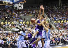 Chumi Ortega entra a canasta para anotar dos de los treinta puntos que le han convertido en MVP de la final de la Final Four