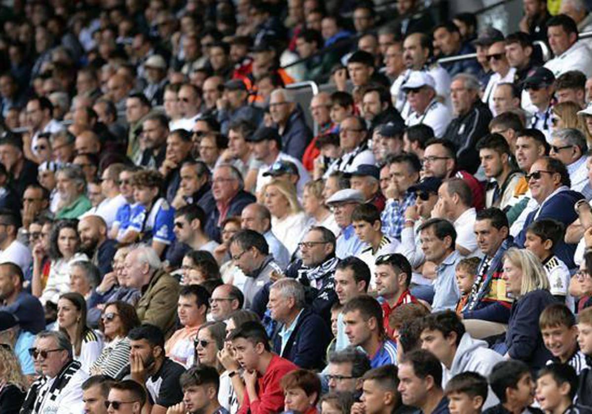 Aficionados del Burgos CF en las gradas de El Plantío.