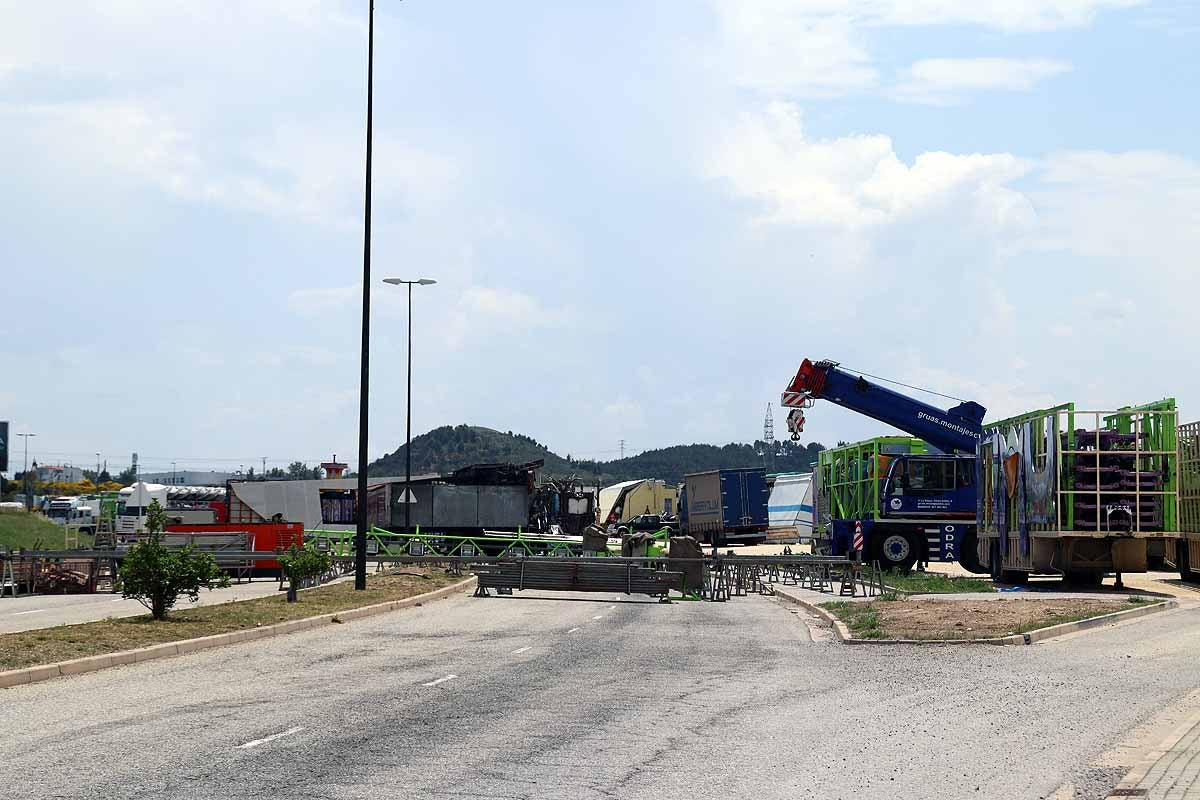 La calle Laredo de Villatoro vuelve a acoger las barracas de los Sampedros