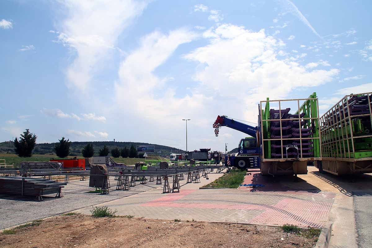 La calle Laredo de Villatoro vuelve a acoger las barracas de los Sampedros