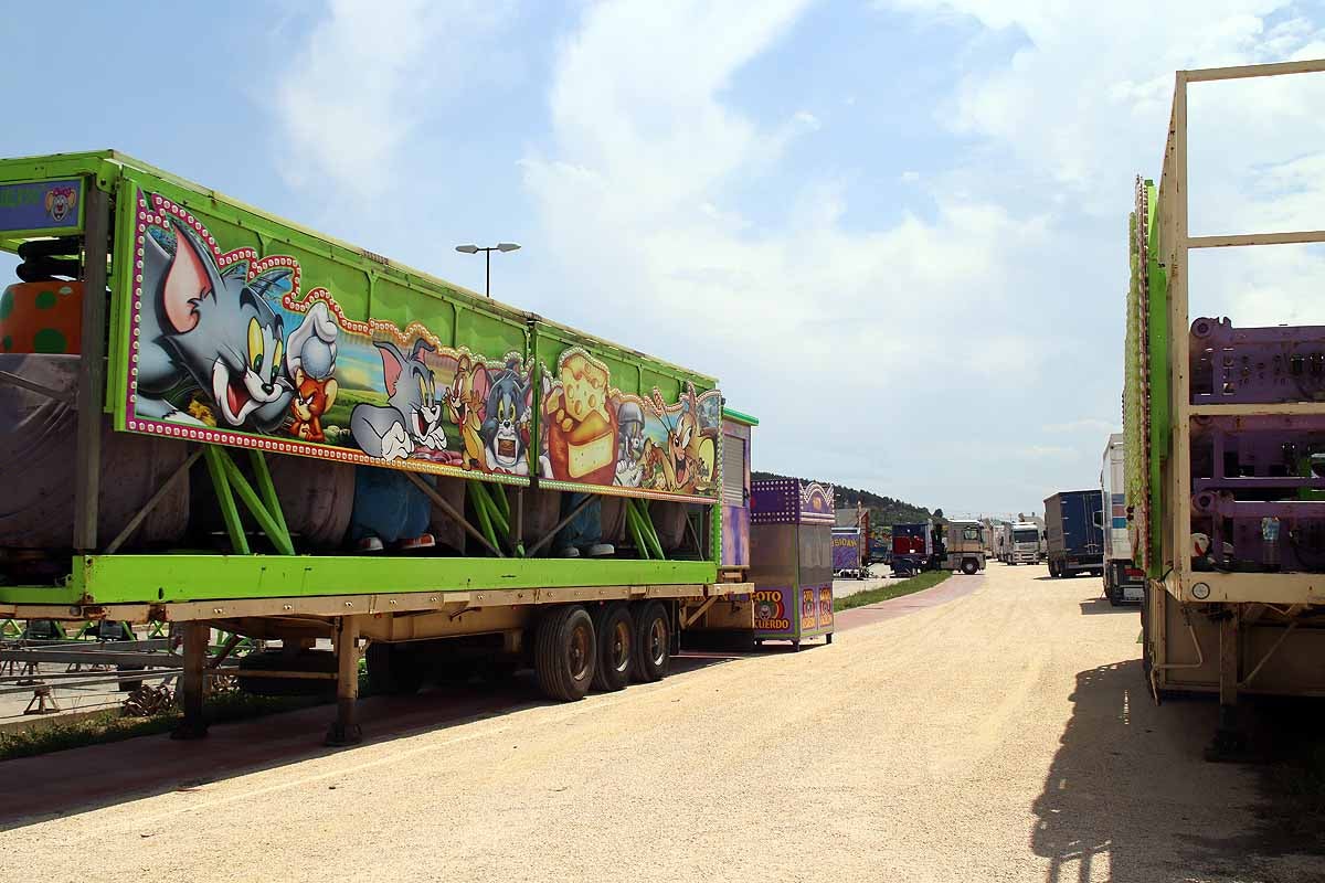 La calle Laredo de Villatoro vuelve a acoger las barracas de los Sampedros