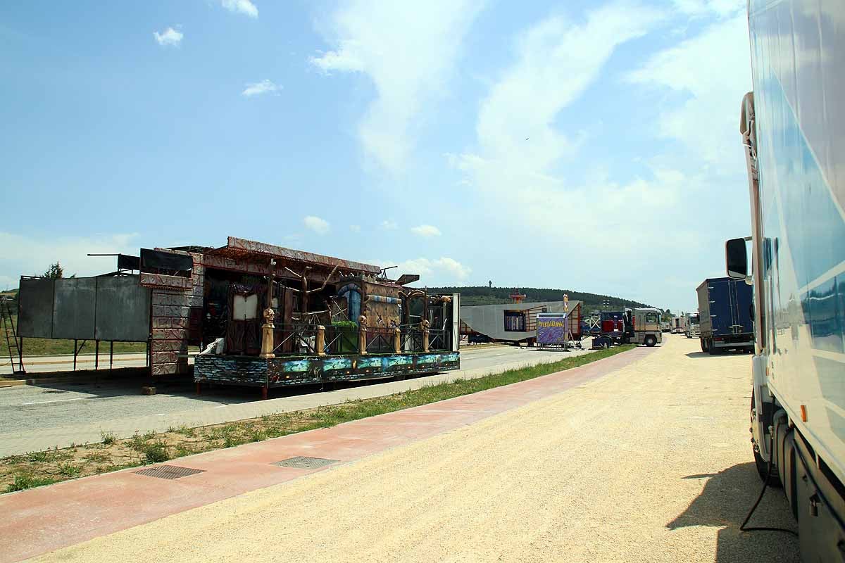 La calle Laredo de Villatoro vuelve a acoger las barracas de los Sampedros